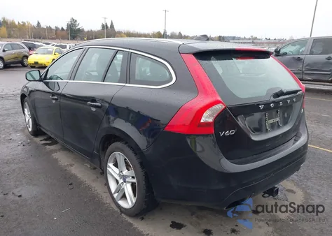 2015 Volvo V60 T5 Premier z USA, uszkodzony, nr VIN YV140MEB4F1196881